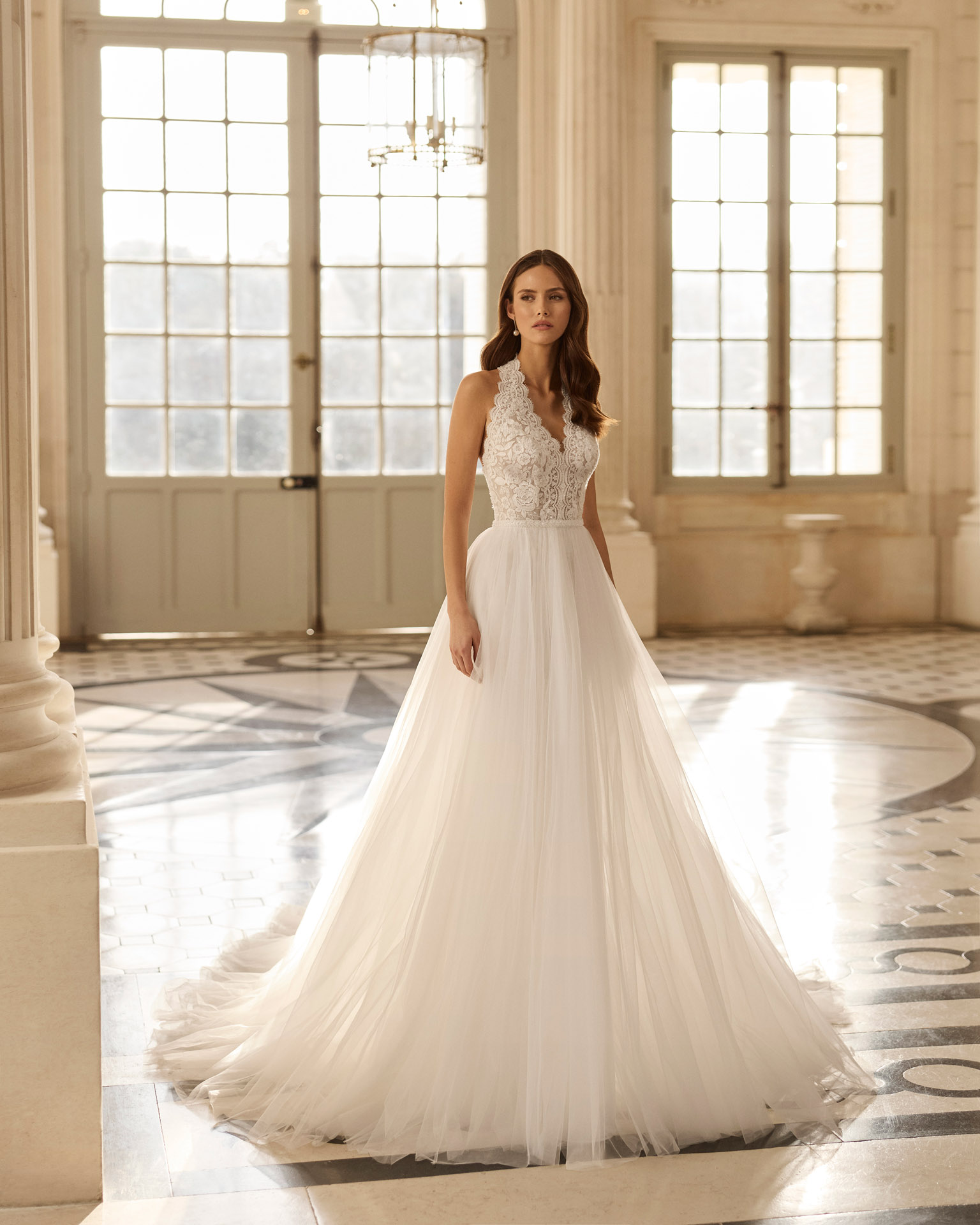 Vestido de novia Benia de Aire Barcelona con cuerpo de encaje floral y falda de tul