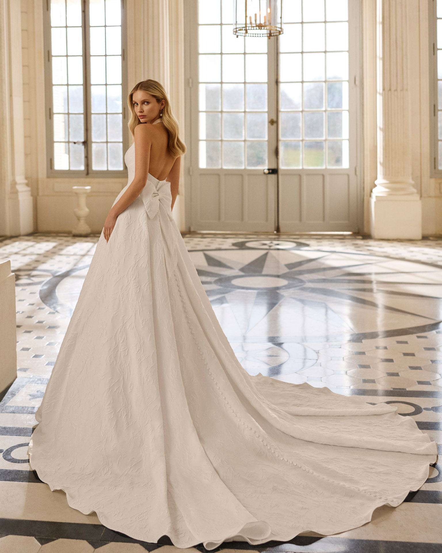Vestido de novia Bony de Aire Barcelona con escote halter, tejido floral y falda princesa