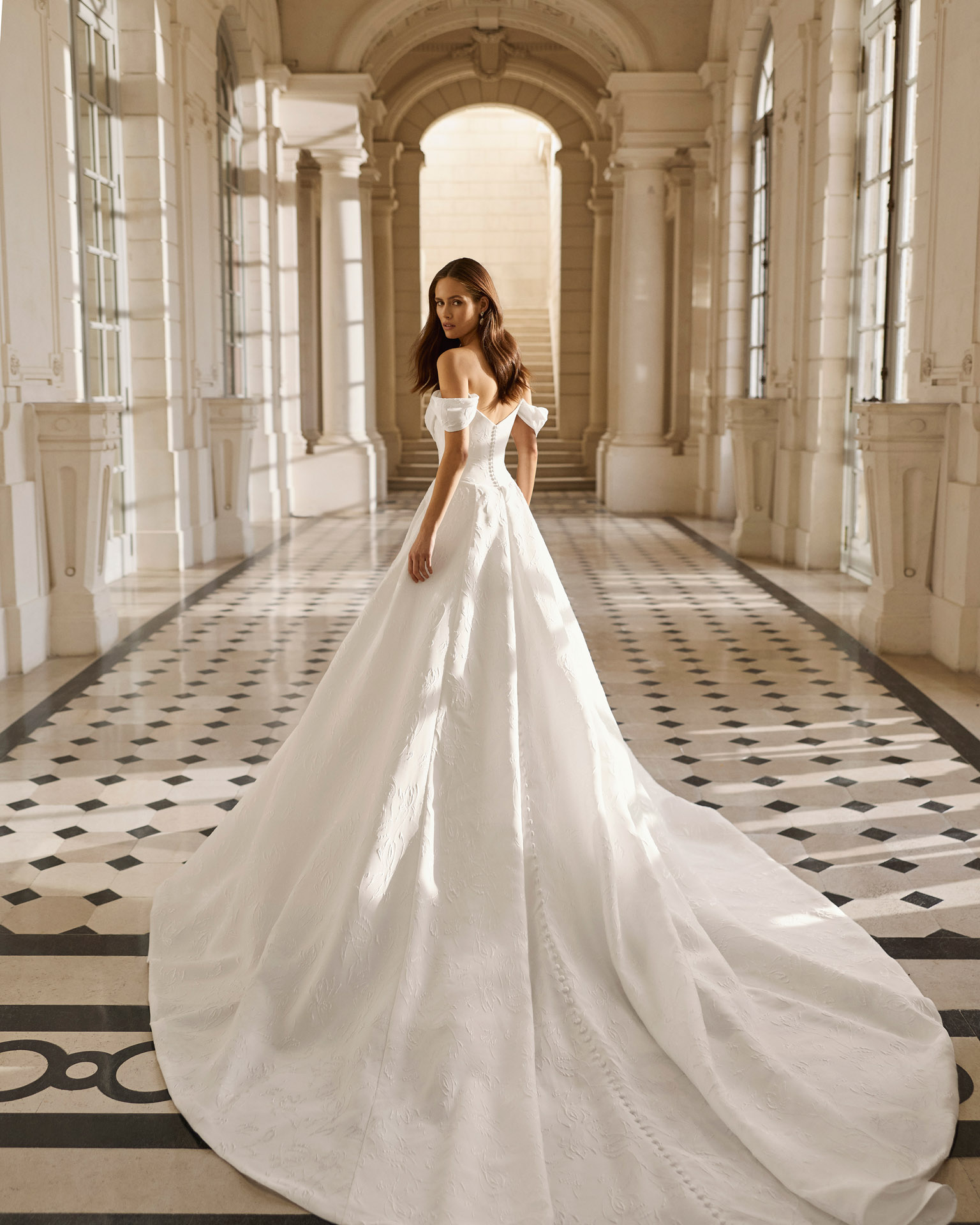 Vestido de novia Brescia de Aire Barcelona con escote bardot y falda princesa con relieve floral