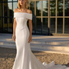 Vestido de novia Fan de Luna Novias con escote bardot, cuerpo corsé y silueta sirena
