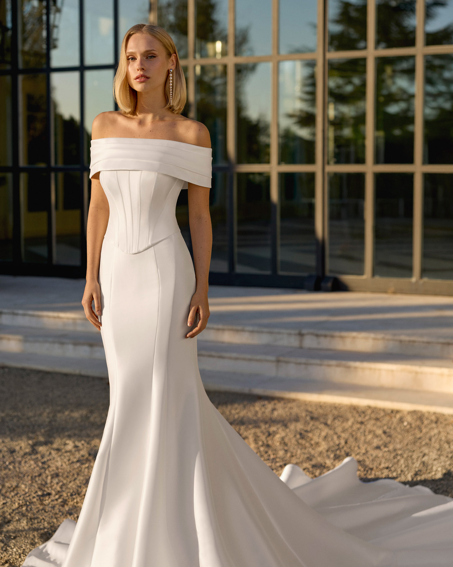 Vestido de novia Fan de Luna Novias con escote bardot, cuerpo corsé y silueta sirena