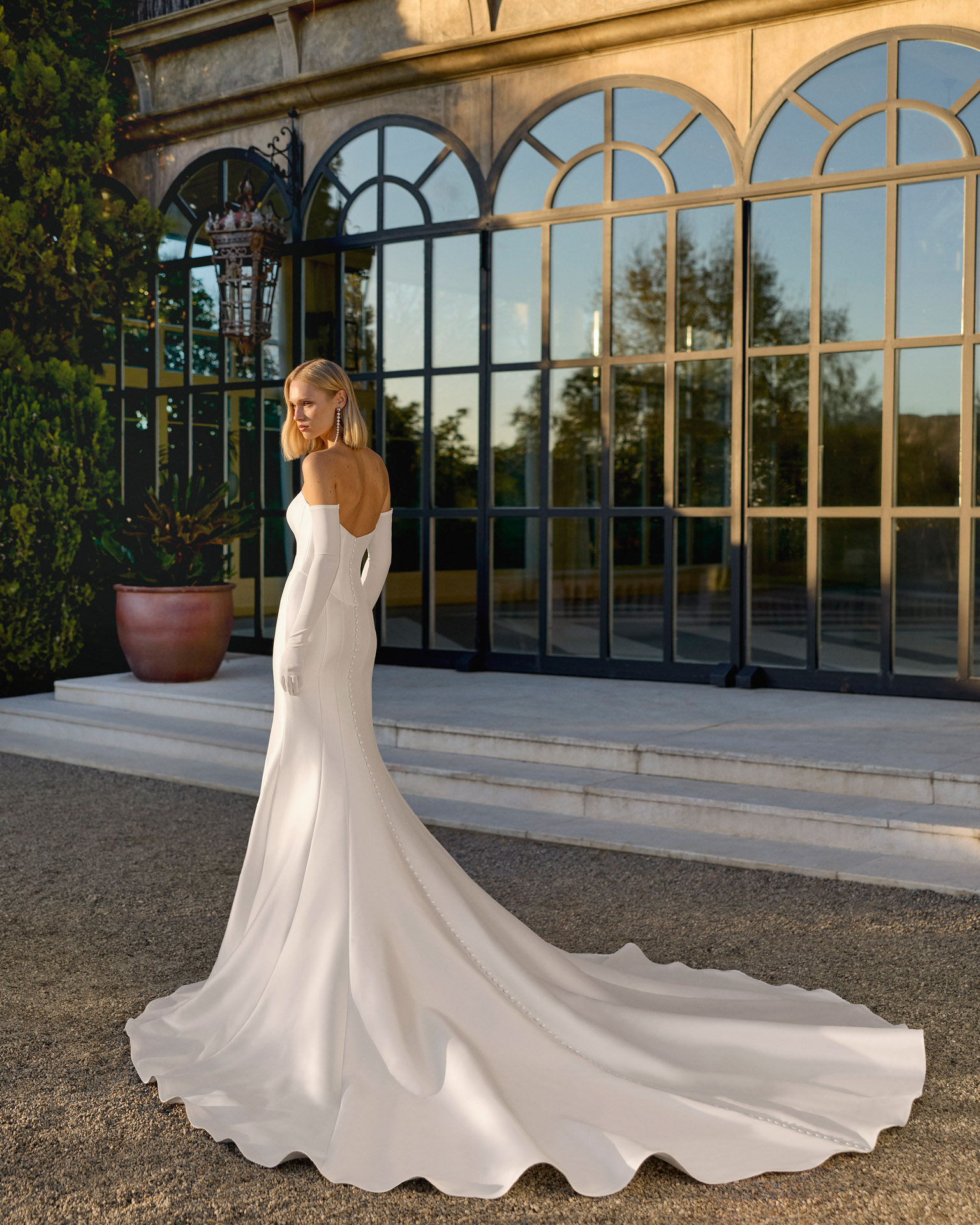 Vestido de novia Fan de Luna Novias con escote bardot, cuerpo corsé y silueta sirena