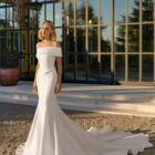 Vestido de novia Fan de Luna Novias con escote bardot, cuerpo corsé y silueta sirena