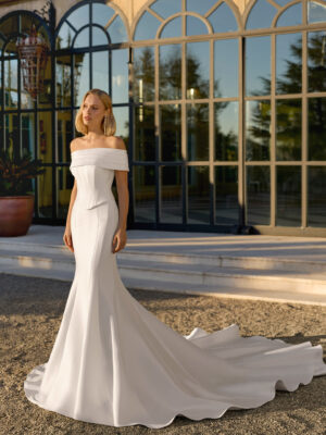 Vestido de novia Fan de Luna Novias con escote bardot, cuerpo corsé y silueta sirena