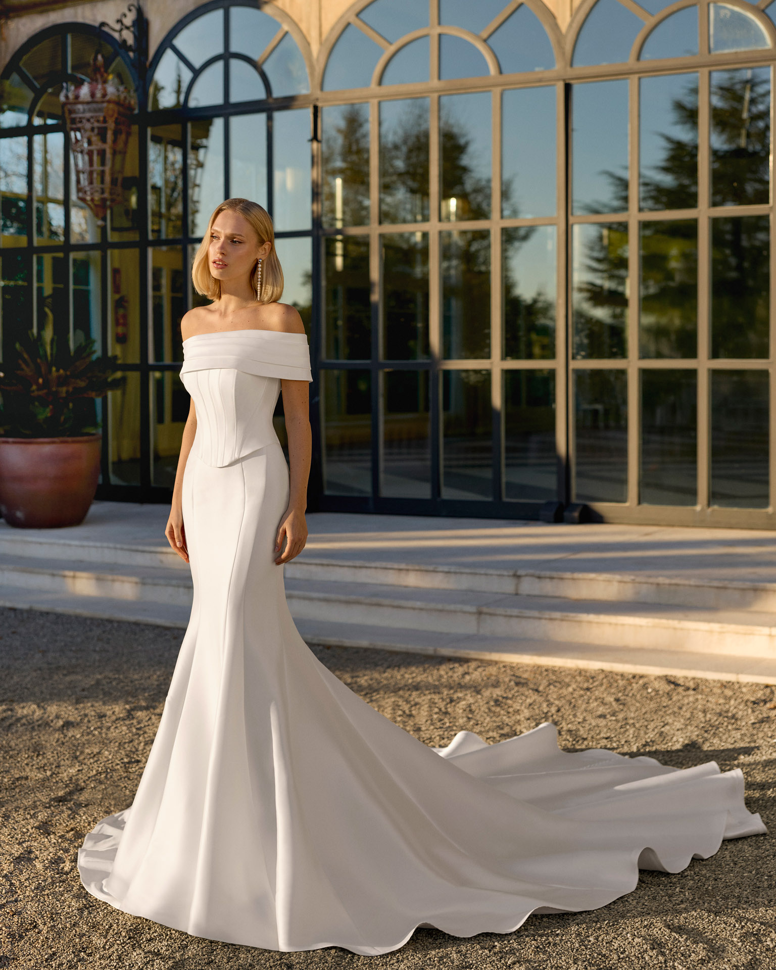 vestido-novia-fan-luna-novias-2027.frente Vestido de novia Fan de Luna Novias con escote bardot, cuerpo corsé y silueta sirena