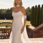 Vestido de novia Favar de Luna Novias con escote palabra de honor, encaje floral y cola de tul