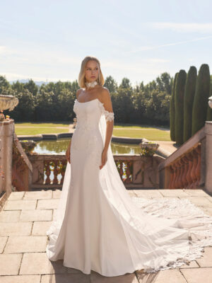Vestido de novia Favar de Luna Novias con escote palabra de honor, encaje floral y cola de tul