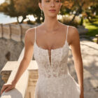 Vestido de novia Feneya de Luna Novias con tirantes finos, cuerpo de encaje floral y falda fluida