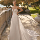 Vestido de novia Feneya de Luna Novias con tirantes finos, cuerpo de encaje floral y falda fluida