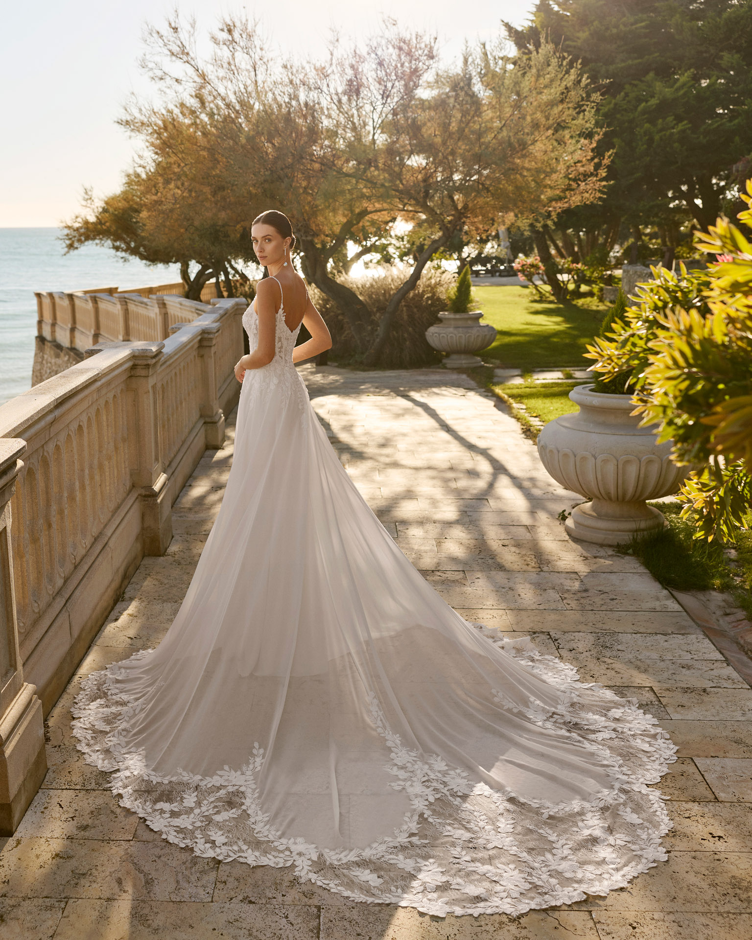 Vestido de novia Feneya de Luna Novias con tirantes finos, cuerpo de encaje floral y falda fluida