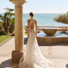 Vestido de novia Feodora de Luna Novias con cuello halter de encaje floral y falda de tul