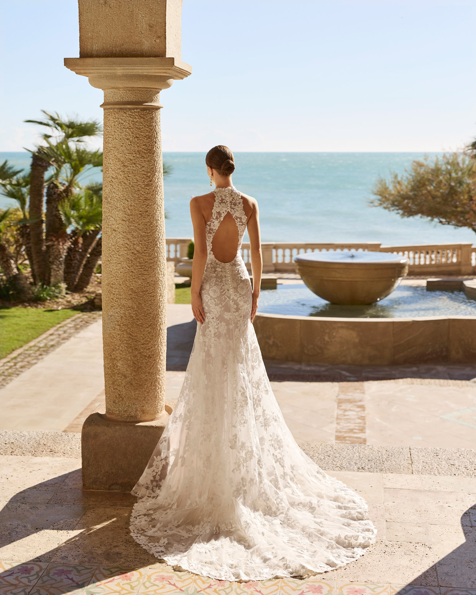 Vestido de novia Feodora de Luna Novias con cuello halter de encaje floral y falda de tul