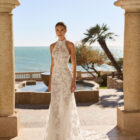 Vestido de novia Feodora de Luna Novias con cuello halter de encaje floral y falda de tul
