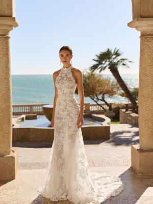 Vestido de novia Feodora de Luna Novias con cuello halter de encaje floral y falda de tul