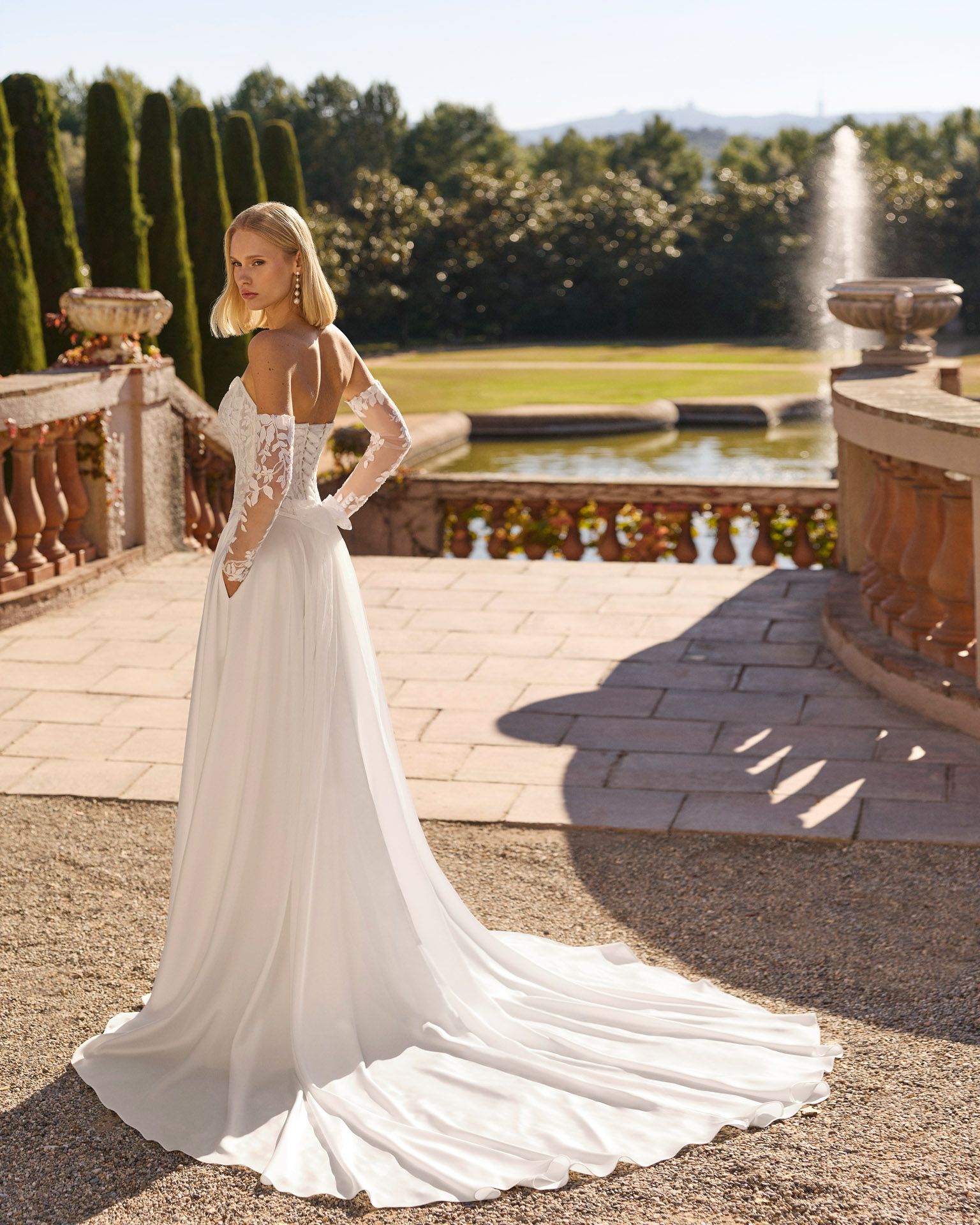 Vestido de novia Flor de Luna Novias con corsé de encaje, mangas de encaje y falda fluida