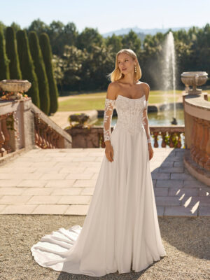 Vestido de novia Flor de Luna Novias con corsé de encaje, mangas de encaje y falda fluida