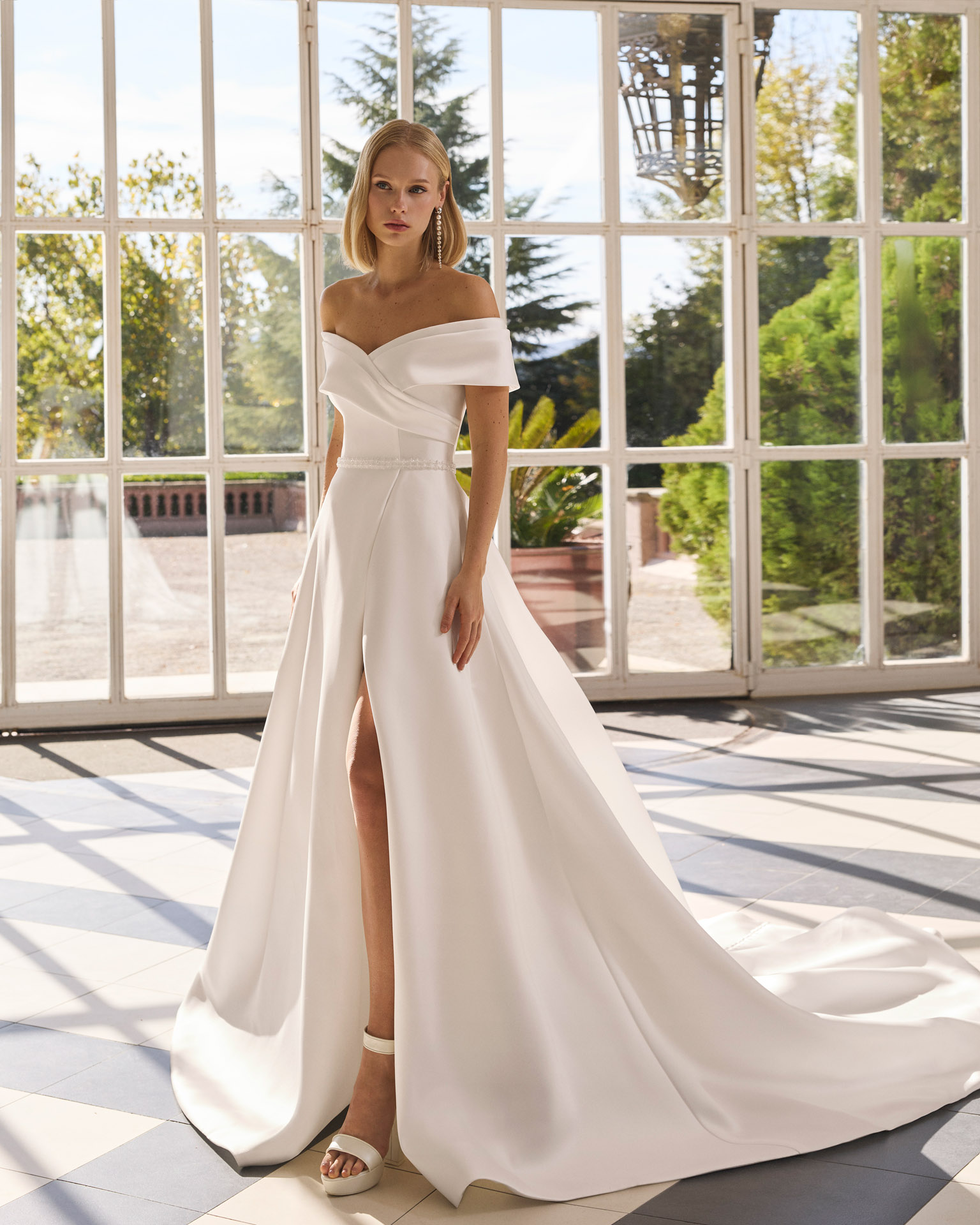 vestido-novia-forbia-luna-novias-2027.frente Vestido de novia Forbia de Luna Novias con escote de hombros descubiertos y falda con abertura