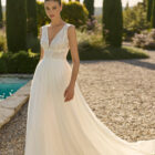 Vestido de novia Maia de Alma Novia con escote en V, cuerpo de encaje y mangas abullonadas