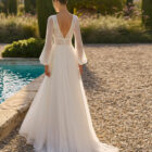 Vestido de novia Maia de Alma Novia con escote en V, cuerpo de encaje y mangas abullonadas