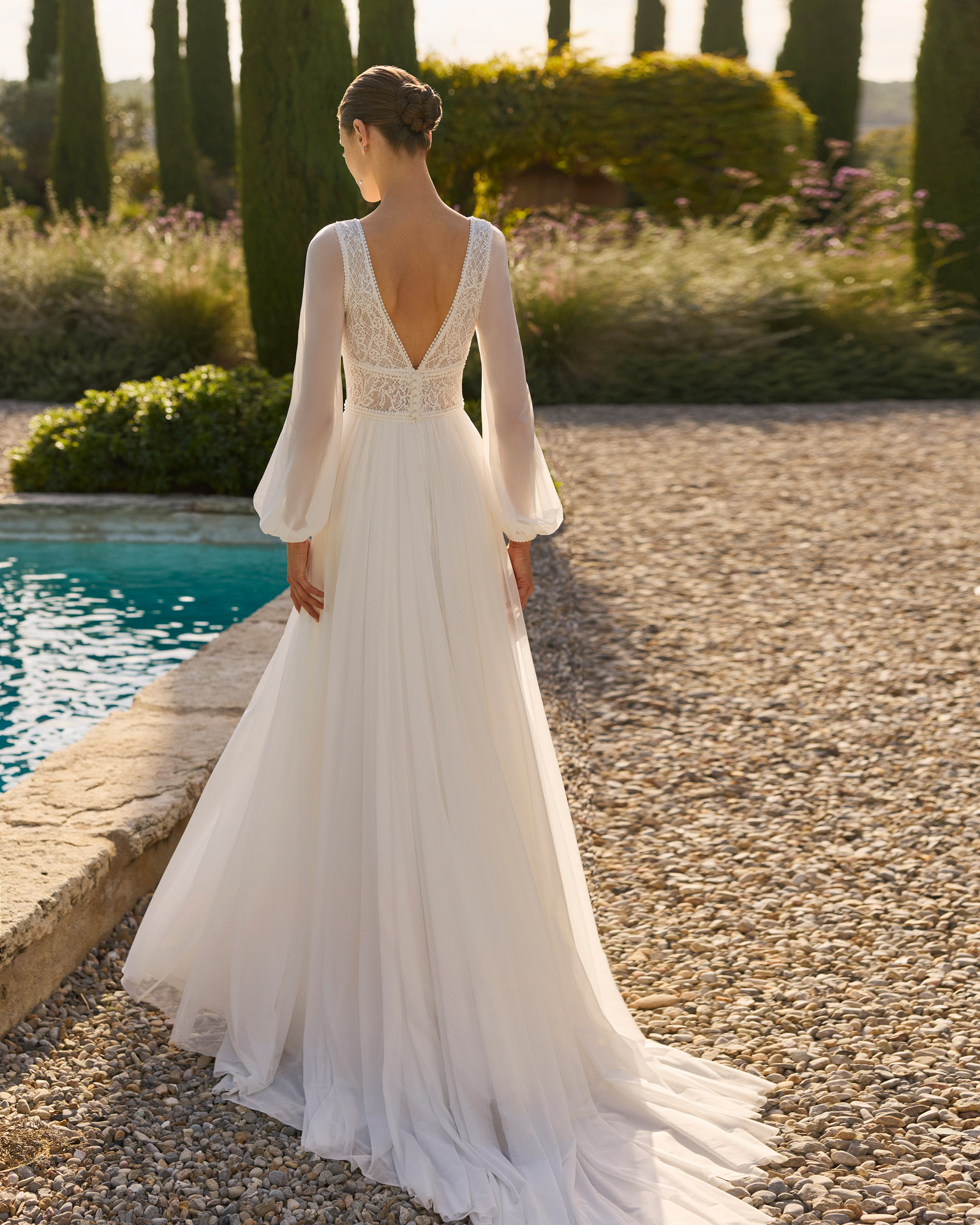 Vestido de novia Maia de Alma Novia con escote en V, cuerpo de encaje y mangas abullonadas
