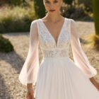 Vestido de novia Maia de Alma Novia con escote en V, cuerpo de encaje y mangas abullonadas
