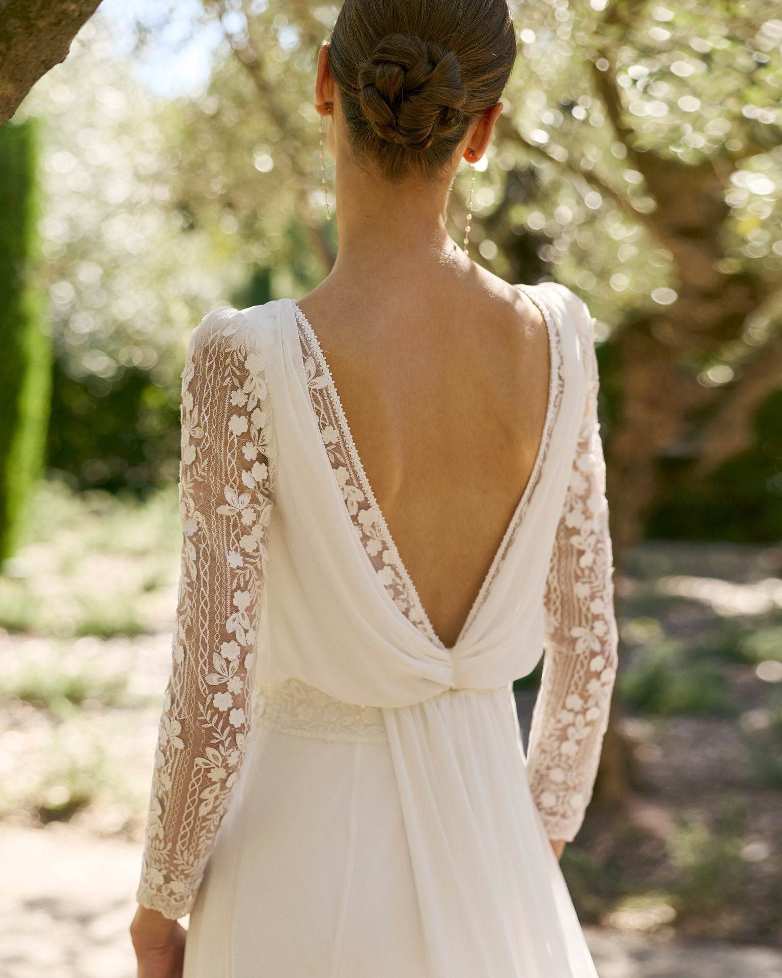 Vestido de novia Maris de Alma Novia con manga larga de encaje y falda fluida
