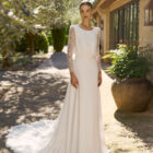 Vestido de novia Maris de Alma Novia con manga larga de encaje y falda fluida