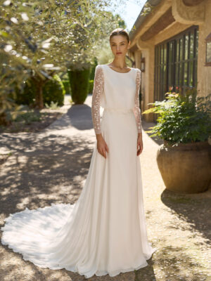 Vestido de novia Maris de Alma Novia con manga larga de encaje y falda fluida