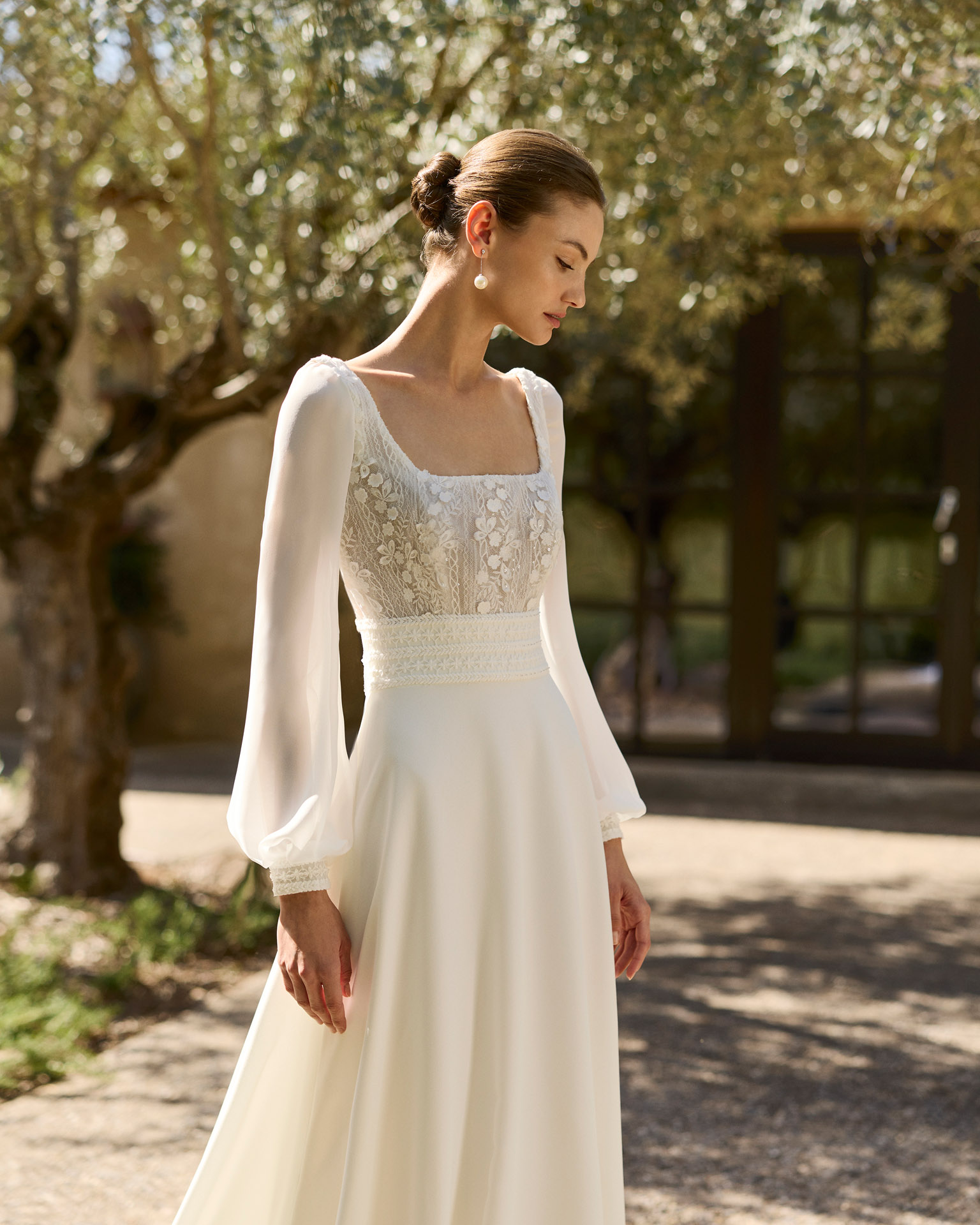 Vestido de novia Martina de Alma Novia con escote cuadrado, cuerpo de encaje y mangas largas