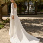 Vestido de novia Martina de Alma Novia con escote cuadrado, cuerpo de encaje y mangas largas