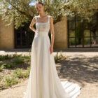 Vestido de novia Martina de Alma Novia con escote cuadrado, cuerpo de encaje y mangas largas