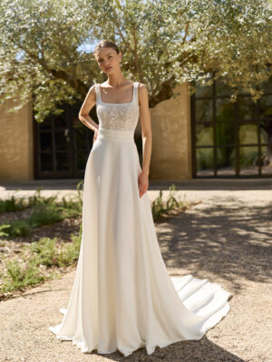 Vestido de novia Martina de Alma Novia con escote cuadrado, cuerpo de encaje y mangas largas