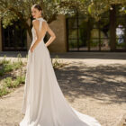Vestido de novia Mary de Alma Novia con cuerpo de encaje, cuello alto y falda con abertura