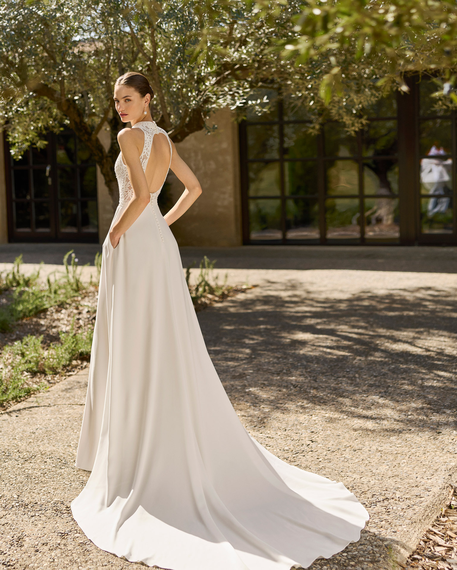 Vestido de novia Mary de Alma Novia con cuerpo de encaje, cuello alto y falda con abertura