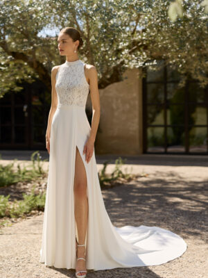 Vestido de novia Mary de Alma Novia con cuerpo de encaje, cuello alto y falda con abertura