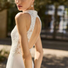 Vestido de novia Mary de Alma Novia con cuerpo de encaje, cuello alto y falda con abertura