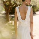 Vestido de novia Mavis de Alma Novia con manga larga, espalda drapeada y detalle floral