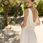 Vestido de novia Mavis de Alma Novia con manga larga, espalda drapeada y detalle floral