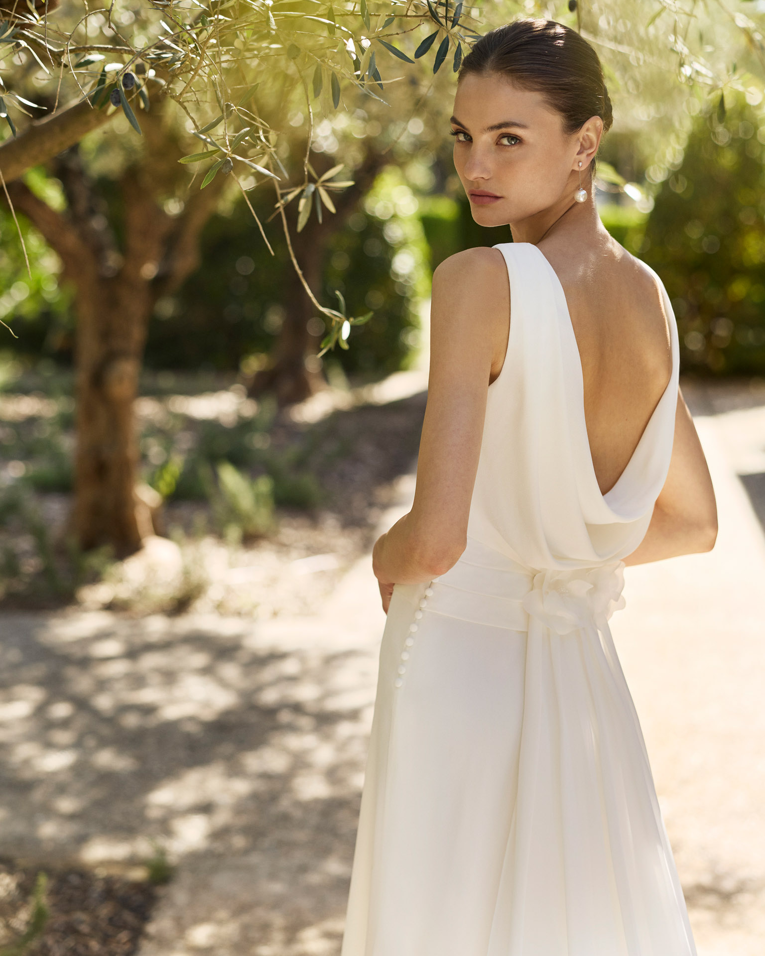 Vestido de novia Mavis de Alma Novia con manga larga, espalda drapeada y detalle floral