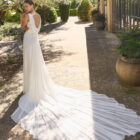 Vestido de novia Mavis de Alma Novia con manga larga, espalda drapeada y detalle floral