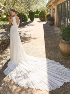 Vestido de novia Mavis de Alma Novia con manga larga, espalda drapeada y detalle floral