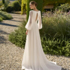Vestido de novia Melia de Alma Novia con escote en V, mangas vaporosas y cintura bordada