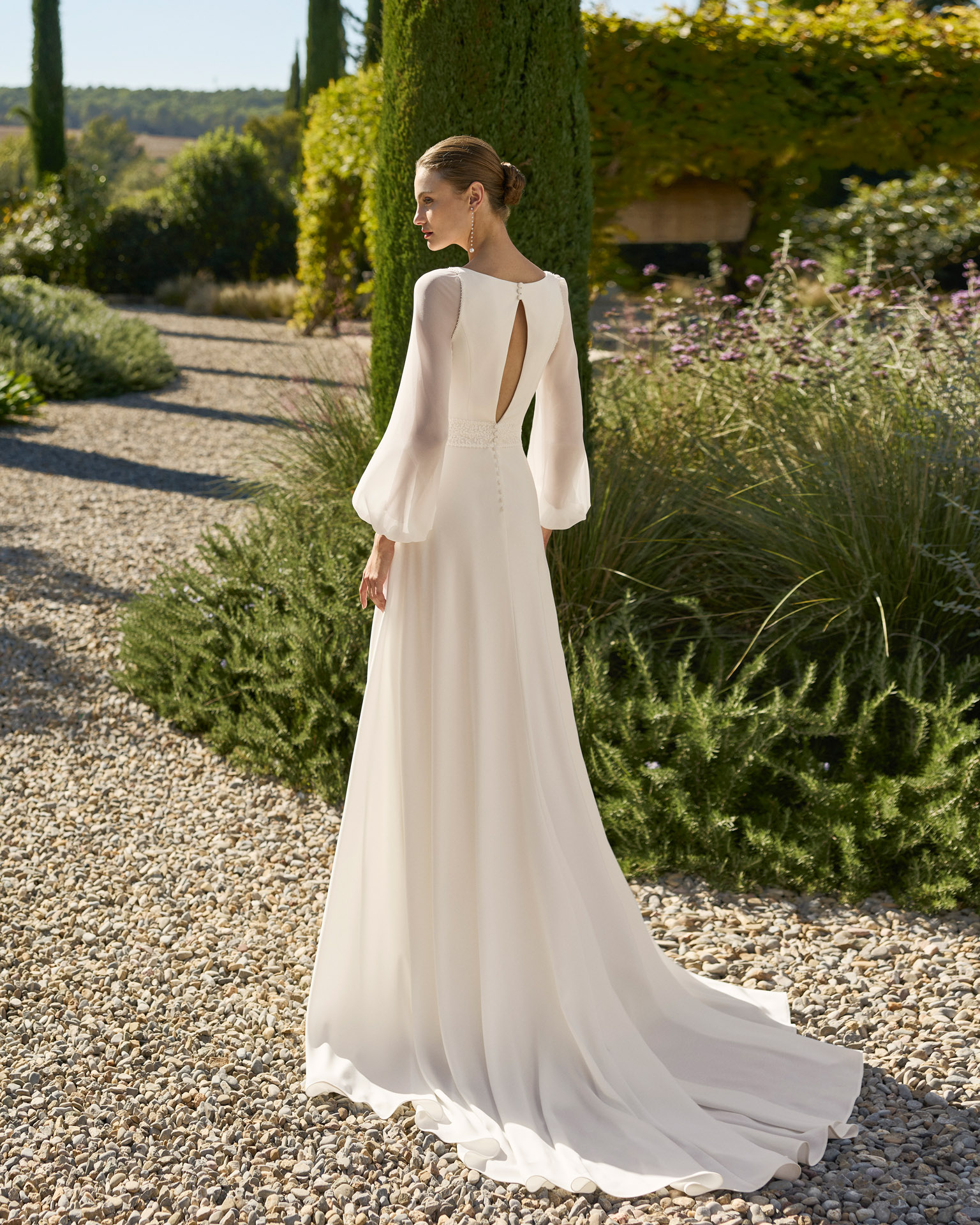 Vestido de novia Melia de Alma Novia con escote en V, mangas vaporosas y cintura bordada