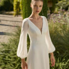 Vestido de novia Melia de Alma Novia con escote en V, mangas vaporosas y cintura bordada