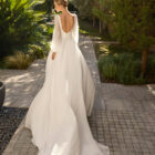 Vestido de novia Mira de Alma Novia con escote cuadrado y mangas abullonadas