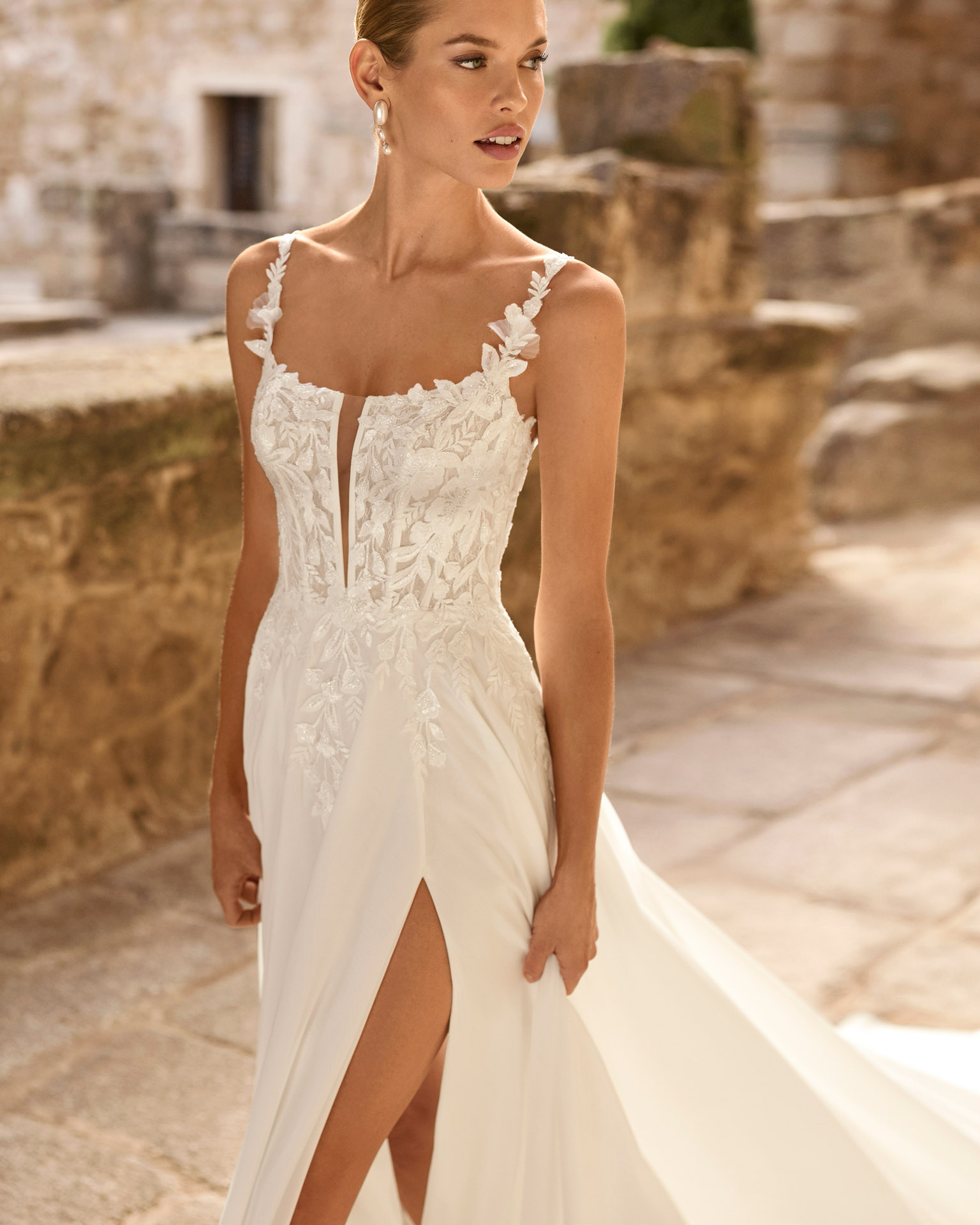 Vestido de novia Panal de Adriana Alier con cuerpo de encaje floral, escote pronunciado y falda con abertura