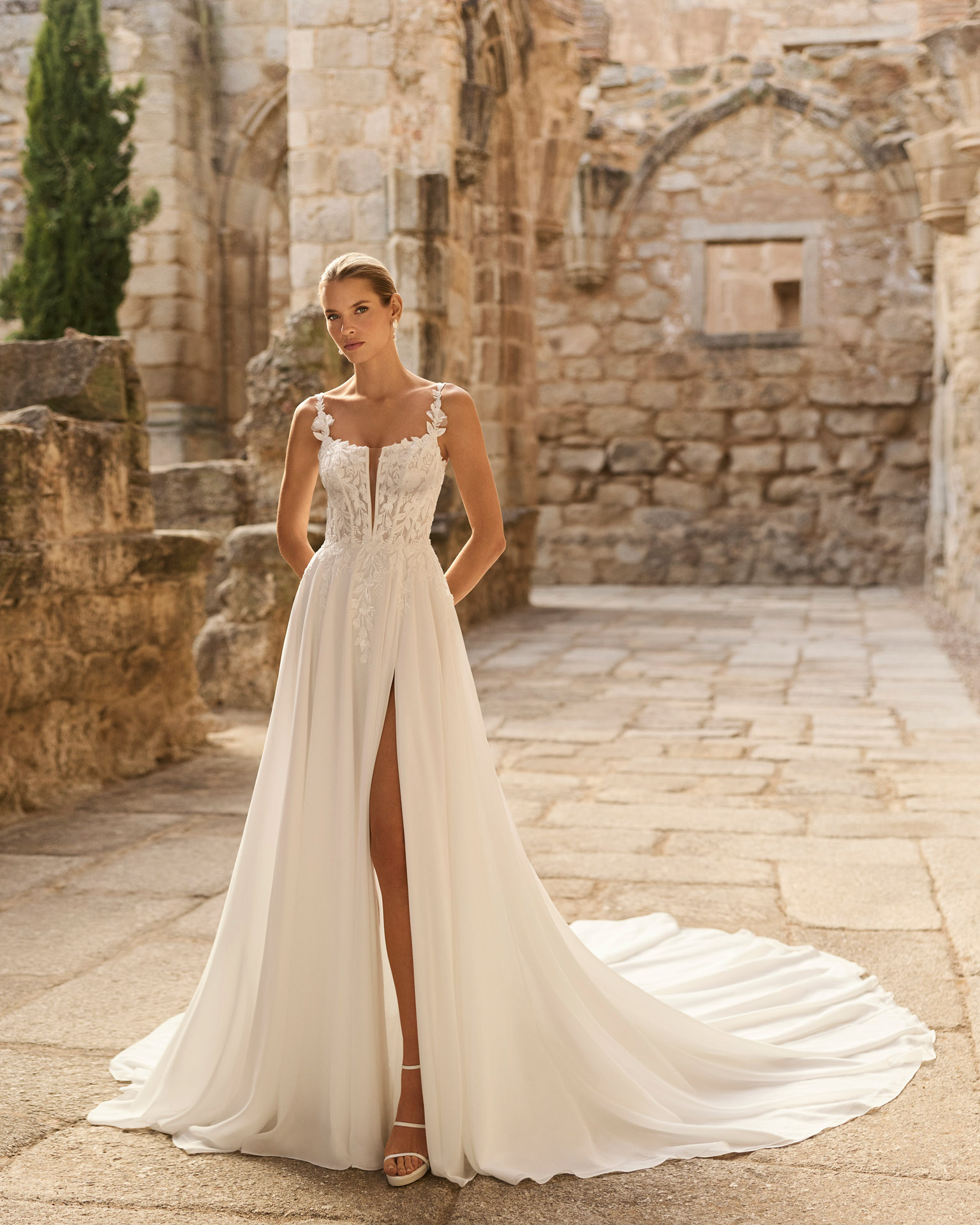 vestido-novia-panal-adriana-alier-2027.frente Vestido de novia Panal de Adriana Alier con cuerpo de encaje floral, escote pronunciado y falda con abertura