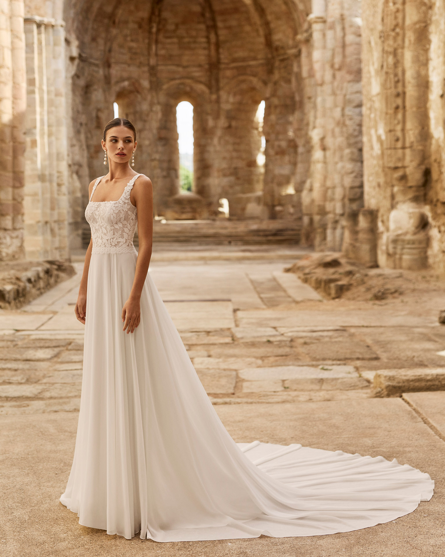 Vestido de novia Panter de Adriana Alier con escote cuadrado, cuerpo de encaje floral y manga larga