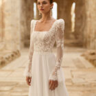 Vestido de novia Panter de Adriana Alier con escote cuadrado, cuerpo de encaje floral y manga larga