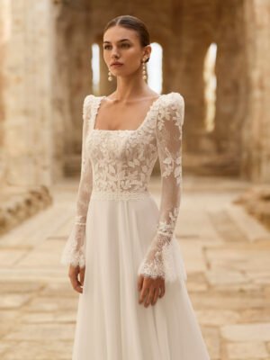 Vestido de novia Panter de Adriana Alier con escote cuadrado, cuerpo de encaje floral y manga larga